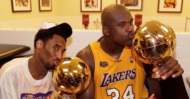 Kobe Bryant e Shaquille O'Neal dopo aere conquistato il titolo Nba nel 2000 REUTERS