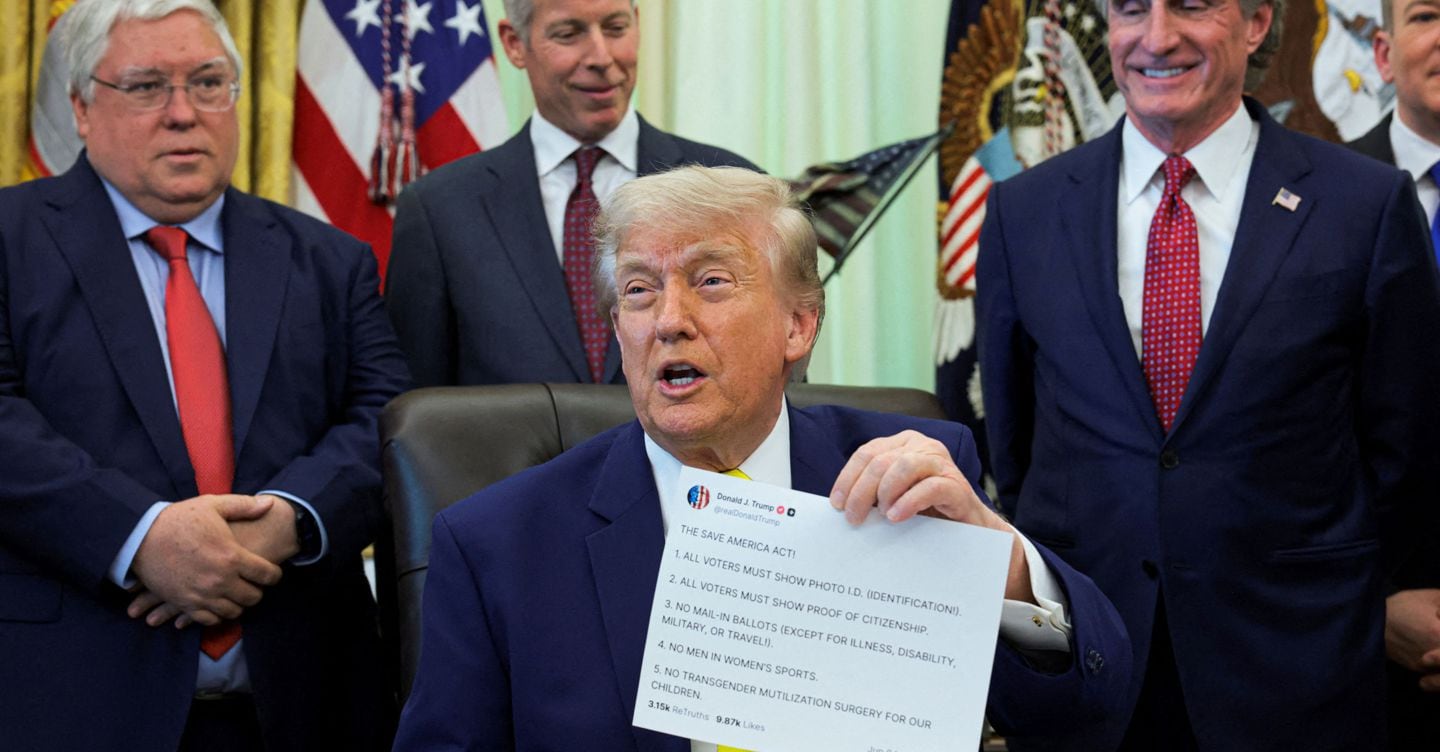 Trump denunciato per i post in vendita su Truth: «Sistema corrotto e incostituzionale»