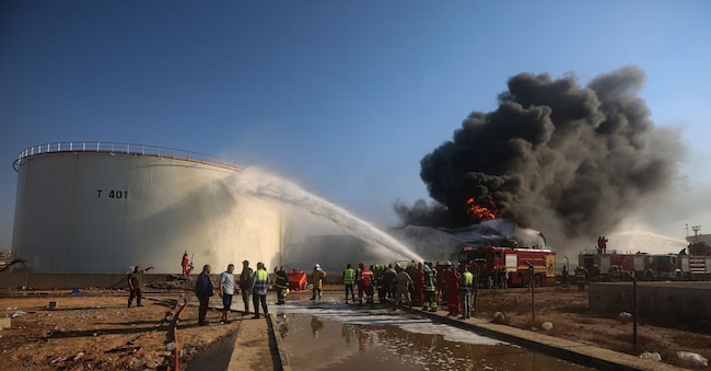 Intervento alla raffineria di Zawiya dopo l’attacco via drone (AP Photo) APN
