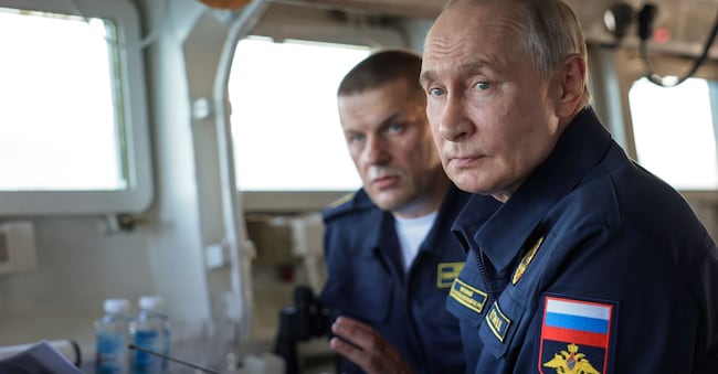 Il presidente russo Vladimir Putin osserva un'esercitazione militare dal ponte dell'incrociatore lanciamissili Varyag della Flotta del Pacifico, nei pressi di Yuzhno-Sakhalinsk, sull'isola di Sakhalin, in Russia, mercoledì 12 agosto 2026. (Gavriil Grigorov, Sputnik, foto del pool del Cremlino via AP)     Associated Press / LaPresse Solo Italia e Spagna APN
