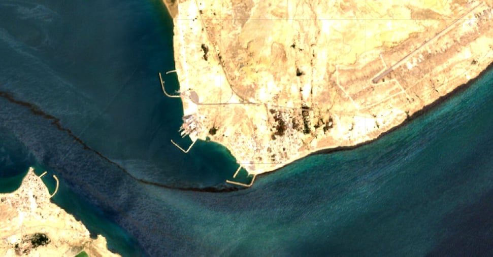 Guerra ultime notizie. «Chiazze di petrolio dalle navi colpite»: a Hormuz è allarme ambientale