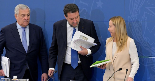 La presidente del Consiglio, Giorgia Meloni, il vice presidente del Consiglio e ministro dei Trasporti, Matteo Salvini (C), e il vice presidente del Consiglio e ministro degli Esteri Antonio Tajani (S) .  ANSA