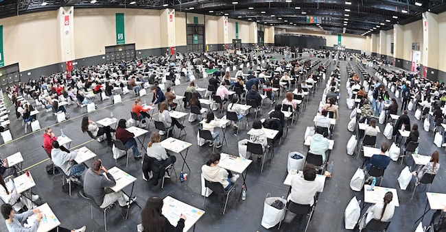 Studenti affrontano l'esame di medicina presso il Lingotto, Torino. (Ansa)