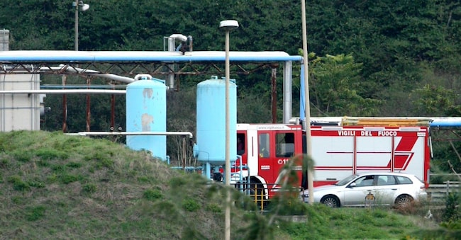 Un camion dei vigili del fuoco all'interno della Simmel Difesa. (Ansa)