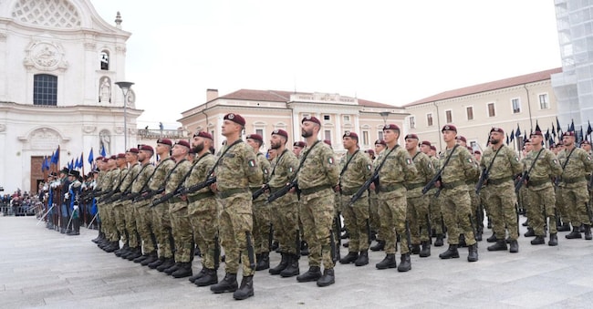 Immagine d’archivio. Militari dell’esercito italiano durante la cerimonia solenne per il 165° anniversario della costituzione dell'Esercito italiano. L'Aquila, 5 maggio 2026.  (Ansa)