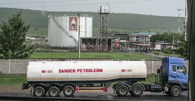 Un'autocisterna passa davanti a un deposito a Nakuru. Kenya. (Reuters)