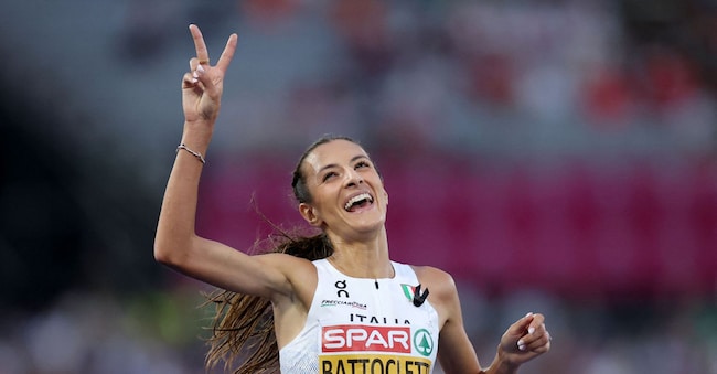 Nadia Battocletti festeggia la vittoria nei 10000 metri a Birmingham. REUTERS/Andrew Boyers REUTERS