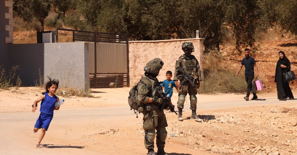 Cisgiordania, Idf lascia molte delle case occupate a Qusra. Cinque italiani nel villaggio assediato Cisgiordania, Idf lascia molte delle case occupate a Qusra. Cinque italiani nel villaggio assediato