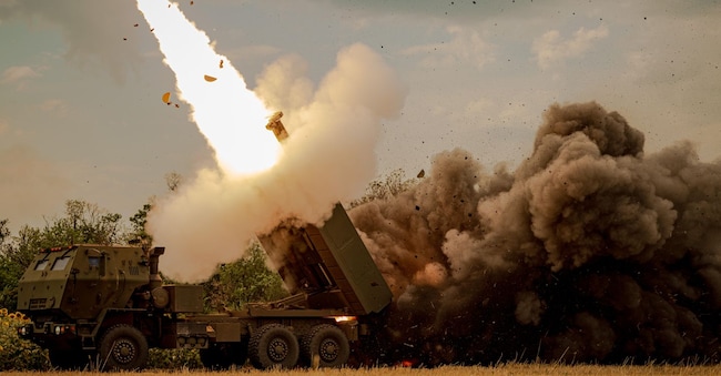 Un veicolo dotato di missili HIMARS della 148esima brigata ucraina  APN