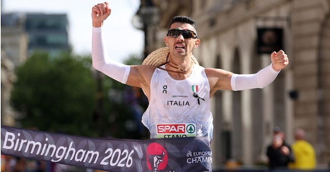  Massimo Stano taglia il tragiardo da vincitore della maratona di marcia agli Europei di Birmingham. REUTERS/Andrew Boyers REUTERS