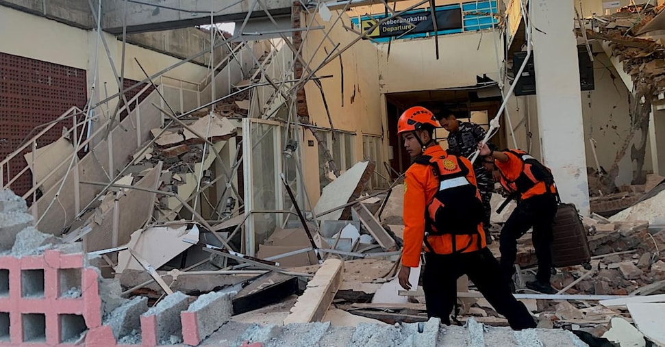 Indonesia, terremoto di magnitudo 7.7, almeno 20 vittime Indonesia, terremoto di magnitudo 7.7, almeno 20 vittime
