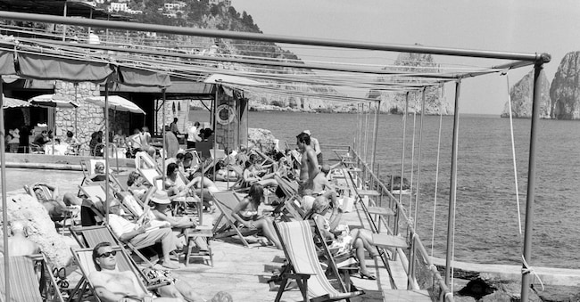 Capri, 1965. Jimmy Fontana lanciava “Il mondo” e Felice Gimondi trionfava al Tour de France. La Campania, con il 4,3% delle presenze turistiche, era la prima del Sud (via Getty Images)