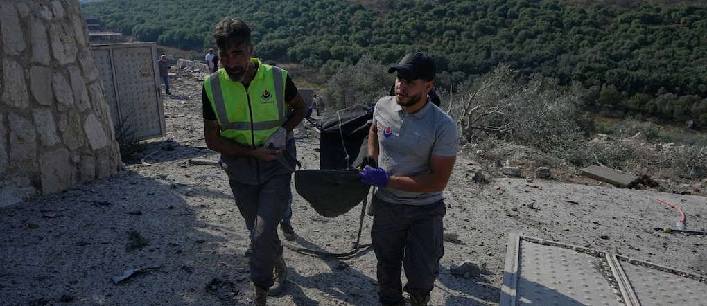 I soccorritori trasportano il cadavere di una persona, rinvenuto all’interno di un sacchetto di plastica, rimasta uccisa in un’abitazione colpita da un attacco aereo israeliano nel villaggio di Ansar, nel Libano meridionale, sabato 15 agosto 2026. (Foto AP/Mohammed Zaatari)      Associated Press/ LaPresse Solo Italia e Spagna APN