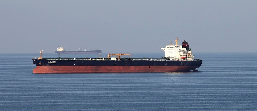 FOTO D'ARCHIVIO: Petroliere in transito nello Stretto di Hormuz. REUTERS/Hamad I Mohammed/Foto d'archivio REUTERS
