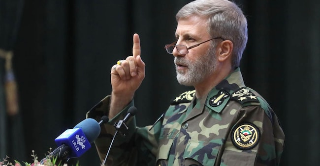 Una immagine diffusa dagli uffici della comunicazione dell’esercito iraniano raffigura il capo di stato maggiore  Amir Hatami mentre parla ai cadetti dell’accademia militare di Teheran  EPA