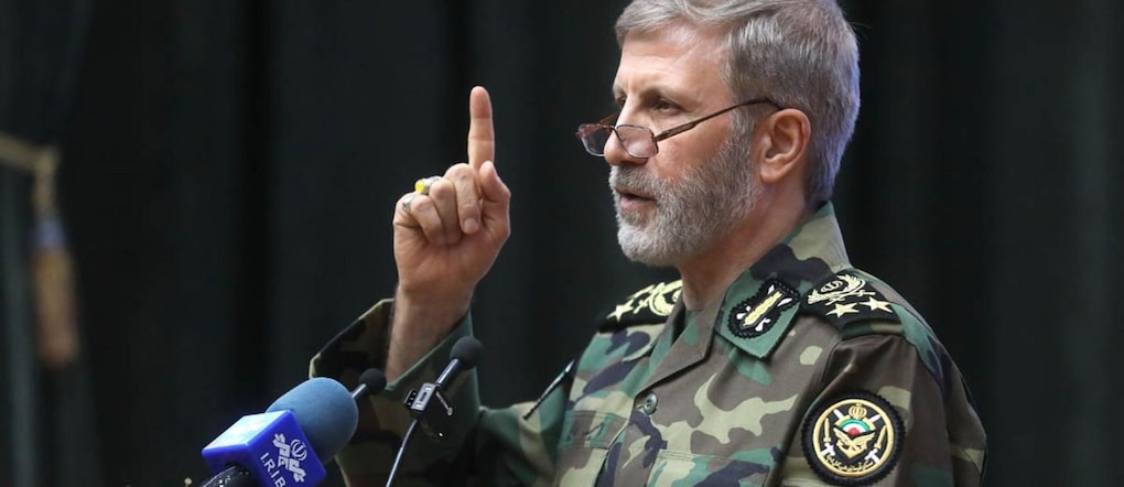 Una foto fornita dall’ufficio stampa dell’Esercito iraniano mostra il capo dell’Esercito iraniano, il generale Amir Hatami, mentre interviene durante una cerimonia dedicata agli allievi dell’Accademia militare a Teheran, in Iran, il 7 gennaio 2026. Hatami ha avvertito che qualsiasi «errore» o atto di aggressione da parte degli avversari avrebbe ricevuto una risposta più decisa rispetto a quella vista nei conflitti precedenti, affermando che l’esercito iraniano avrebbe «tagliato la mano» a qualsiasi aggressore a seguito delle recenti minacce provenienti dagli Stati Uniti e da Israele.  EPA EPA