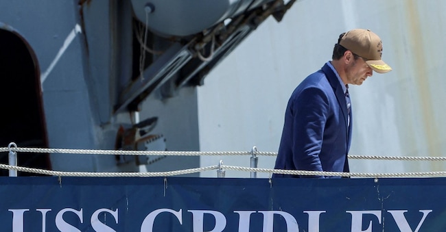 Il segretario alla Difesa Usa, Pete Hegseth, a bordo di una nave militare americana REUTERS