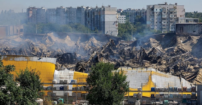 Ipermercato distrutto da un incendio in seguito a un attacco notturno sferrato da un drone ucraino, nel corso del conflitto tra Russia e Ucraina a Donetsk, città ucraina sotto il controllo russo, 16 agosto 2026. REUTERS/Alexander Ermochenko REUTERS