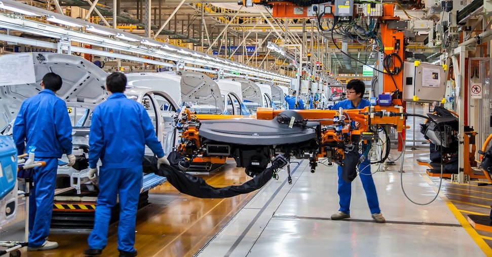Cina in frenata: la produzione industriale rallenta al 4,5% a luglio