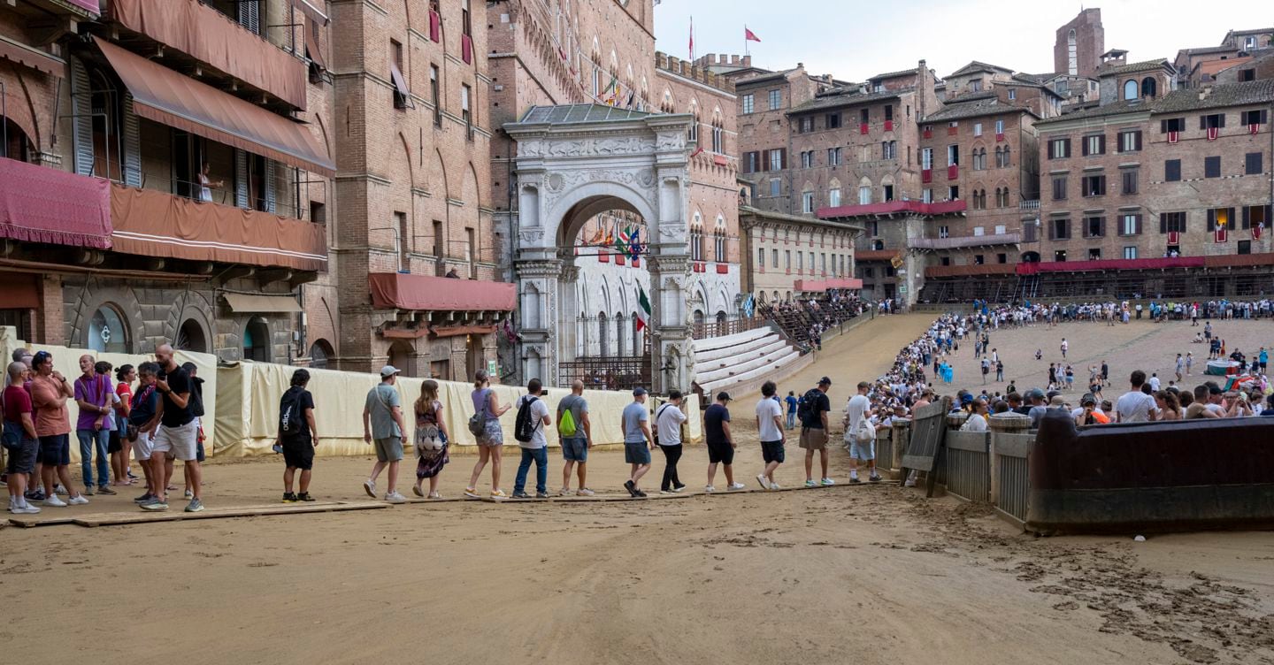 Mistero al Palio di Siena: si presenta “la strega” Mistero al Palio di Siena: si presenta “la strega”