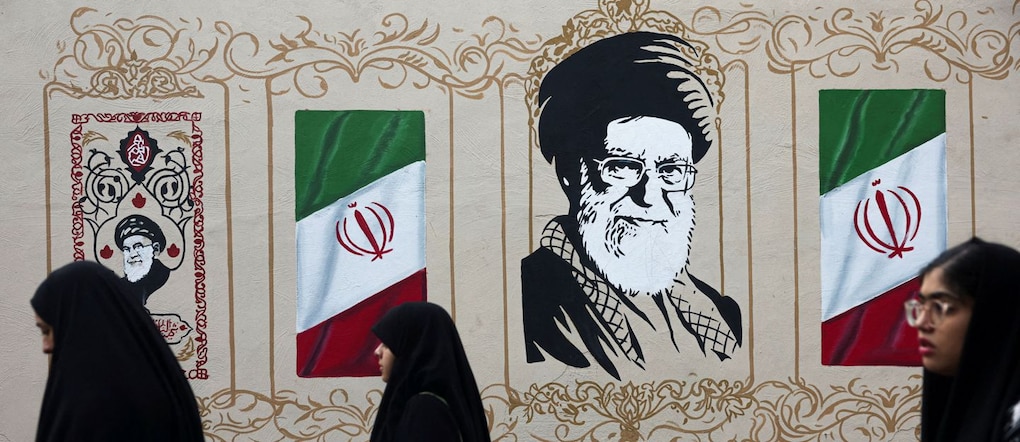  Alcune persone passano davanti a un murale raffigurante il defunto leader supremo iraniano, l’ayatollah Ali Khamenei, in una strada di Teheran, in Iran, il 13 agosto 2026. Majid Asgaripour/WANA (West Asia News Agency) via REUTERS /Foto d’archivio via REUTERS