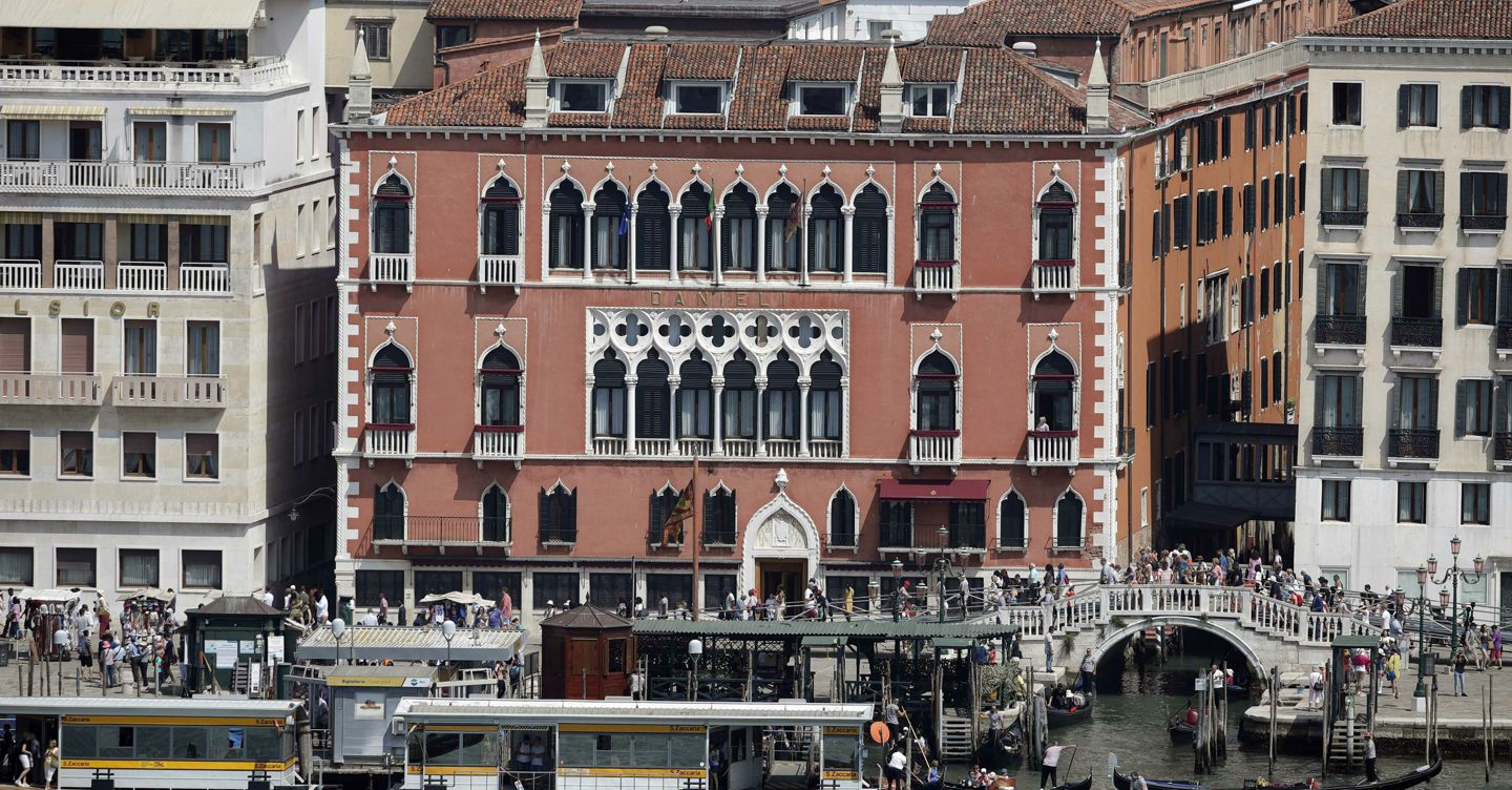 Tci, il fondo del magnate inglese Chris Hohn investe oltre 600 milioni di dollari negli hotel in Italia