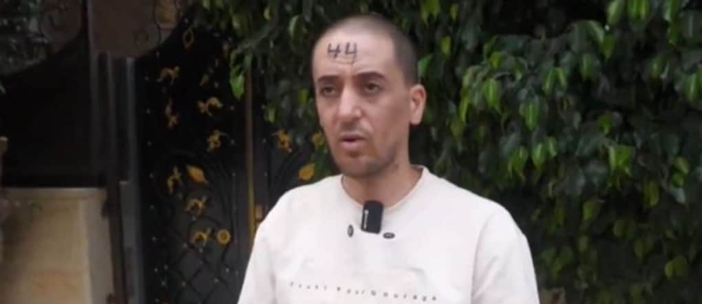 Un giovane palestinese marchiato in fronte con il numero 44 da Idf Dall’account X di Haaretz.com