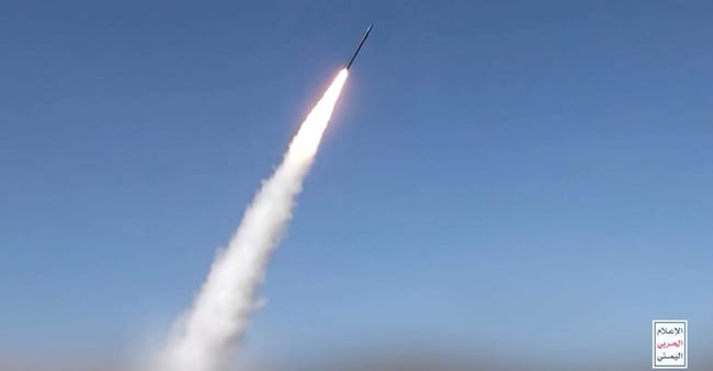 Un missile viene lanciato verso il bersaglio durante quello che gli Houthi yemeniti, allineati con l’Iran, definiscono un attacco alla città portuale di Mocha, sul Mar Rosso, nello Yemen, il 9 agosto 2026, in questa immagine tratta da un video diffuso dai media. Houthi Media Centre/via REUTERS