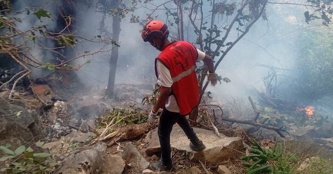 Un soccorritore opera sul luogo di un incidente in elicottero turistico che, secondo la polizia, ha causato sette vittime nella contea di Samburu, in Kenya, il 19 agosto 2026. Croce Rossa del Kenya/Foto fornita tramite REUTERS via REUTERS