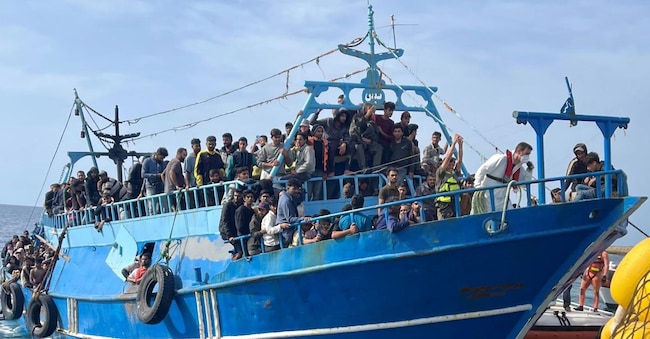 foto generica Le operazioni di attracco di un peschereccio con migranti a Lampedusa.  ANSA/ ELIO DESIDERIO ANSA