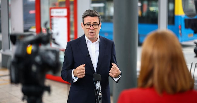 Il primo ministro britannico Andy Burnham parla con i media durante la sua visita alla stazione degli autobus di Wolverhampton, a Wolverhampton, nell’Inghilterra centrale, nell’ambito del suo tour estivo, martedì 18 agosto 2026. (Hannah McKay/Pool via AP)      Associated Press/ LaPresse Solo l’Italia e la Spagna APN
