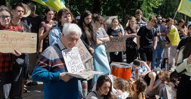 Manifestanti protestano contro la sostituzione dell’ex ministro della Difesa ucraino Mykhailo Fedorov, nei pressi del Parlamento ucraino a Kiev, Ucraina, il 19 agosto 2026, mentre è in corso l’invasione russa. Il Parlamento ucraino ha nominato Yevhenii Khmara nuovo ministro della Difesa. Khmara ricopre la carica di capo ad interim del Servizio di sicurezza dell’Ucraina (SBU) dal 5 gennaio 2026 e quella di ministro della Difesa ad interim dal 15 luglio 2026, data della destituzione di Fedorov. EPA/SERGEY DOLZHENKO
