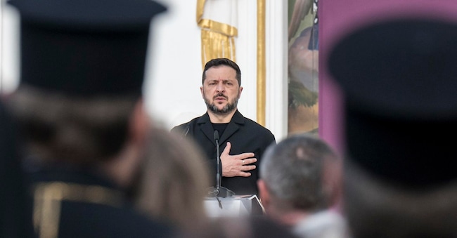 Il presidente ucraino Volodymyr Zelensky partecipa a una cerimonia solenne presso la Lavra di Kiev-Pechersk a Kiev, in Ucraina, il 15 agosto 2026, nel pieno dell’invasione russa. Il monastero celebra il suo 975° anniversario il 15 agosto 2026, in occasione della festa dell’Assunzione della Beata Vergine Maria.  EPA/MAXYM MARUSENKO EPA