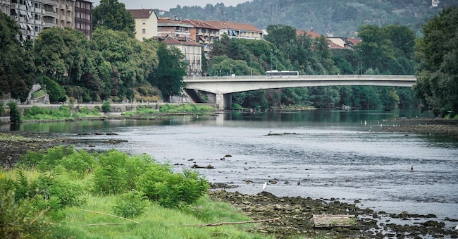 Alcuni isolotti si sono formati per la siccità nel fiume Po all'altezza dei Murazzi in pieno centro. Torino 14 agosto 2025 ANSA/TINO ROMANO ANSA