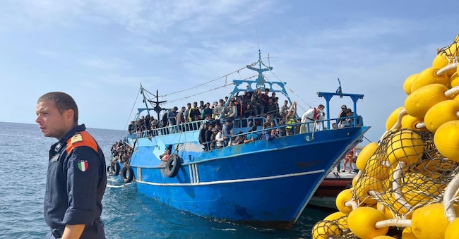 Le operazioni di attracco di un peschereccio con migranti - dovrebbero essere da 350 a 400 persone - a Lampedusa, 01 novembre 2023. LÂ?imbarcazione Ã¨ stata scortata dalle motovedette di Capitaneria e Guardia di Finanza al porto commerciale dellÂ?isola. Sono in corso le operazioni per fare scendere i migranti per poi accompagnarli allÂ?interno del centro di accoglienza. 
ANSA/ ELIO DESIDERIO ANSA