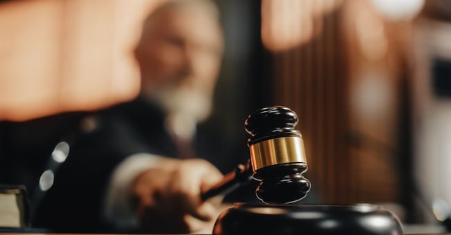 Court of Law and Justice Trial Session: Imparcial Honorable Judge Pronouncing Sentence, striking Gavel. Focus on Mallet, Hammer. Cinematic Shot of Dramatic Not Guilty Verdict. Close-up Shot. Gorodenkoff - stock.adobe.com