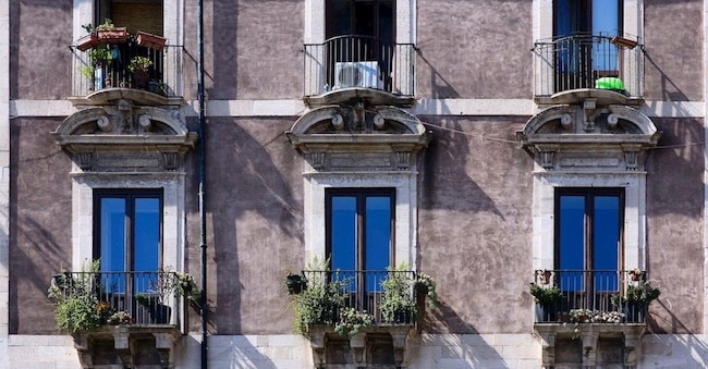 Europe, Italy, Sicily, Catania, facade of residential building in old town, architectural detail --- 16/12/2019 - ILSOLE24ORE - LUNEDI - 5 (balcone) 13711