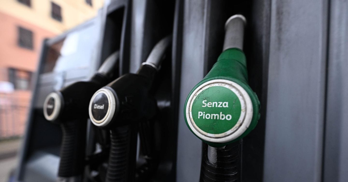 Benzina oltre i due euro al litro: non succedeva dal 2023 Benzina oltre i due euro al litro: non succedeva dal 2023
