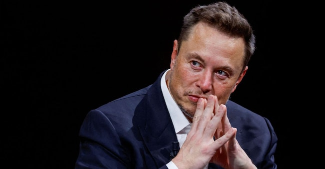 Elon Musk, amministratore delegato di Tesla e SpaceX, gesticola mentre partecipa alla conferenza Viva Technology dedicata all'innovazione e alle startup presso il centro espositivo Porte de Versailles a Parigi, in Francia, il 16 giugno 2023. REUTERS/Gonzalo Fuentes/Foto d'archivio REUTERS