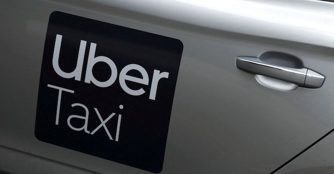FOTO D'ARCHIVIO: Il logo di Uber è visibile sul fianco di un taxi - giugno 2025. REUTERS/Clodagh Kilcoyne/Foto d'archivio Reuters