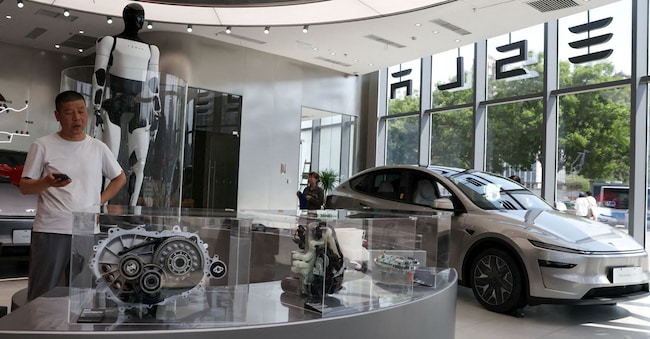 FOTO D'ARCHIVIO: Un addetto alla vendita all’interno di un negozio Tesla in un centro commerciale a Pechino, in Cina, il 12 maggio 2026. REUTERS/Tingshu Wang/Foto d’archivio REUTERS