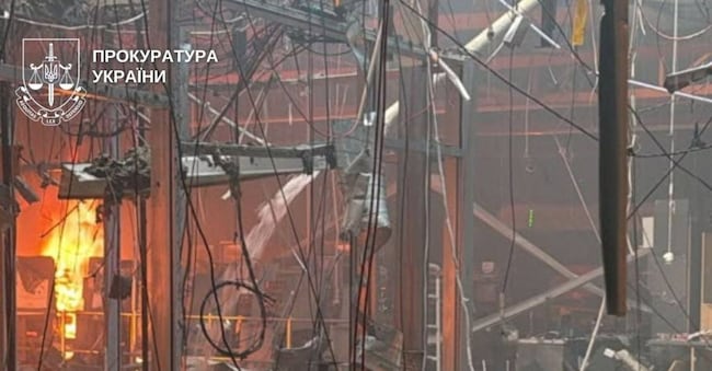 Il sito di un centro commerciale colpito da un attacco con droni russi, nel contesto dell’offensiva russa contro l’Ucraina, a Kryvyi Rih, nella regione di Dnipropetrovsk, Ucraina, in questa foto fornita e diffusa il 21 agosto 2026.   Ufficio del Procuratore Generale tramite Telegram/Foto fornita tramite REUTERS     via REUTERS