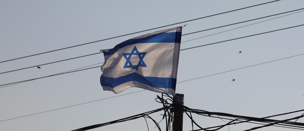 epa13182944 Bandiere israeliane issate dai coloni lungo una strada principale che porta alla città di Jenin, 21 agosto 2026. I coloni israeliani hanno completato il trasferimento negli insediamenti ricostruiti di Kadim, in Cisgiordania, l’ultimo dei quattro insediamenti evacuati nel 2025.  EPA/ALAA BADARNEH EPA