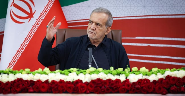 Il presidente dell’Iran Masoud Pezeshkian durante una conferenza stampa a Teheran EPA