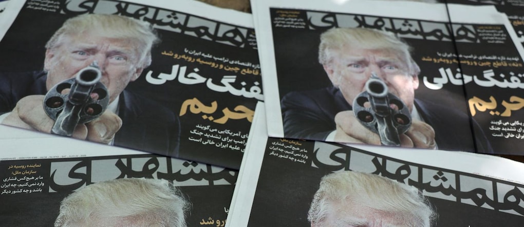 Esemplari del quotidiano iraniano Hamshahri con una foto del presidente degli Stati Uniti Donald Trump e un titolo in persiano che recita: “La pistola scarica delle sanzioni”, in cui si riferisce alla nuova dura minaccia economica lanciata da Trump contro l’Iran, davanti a un’edicola a Teheran, in Iran, il 22 agosto 2026. Il presidente degli Stati Uniti Donald Trump ha affermato che gli Stati Uniti lanceranno sanzioni di «D-Day economico» contro l’Iran, definendole «l’operazione economica più devastante mai intrapresa contro qualsiasi paese», mentre i conflitti tra Iran e Stati Uniti continuano. EPA/ABEDIN TAHERKENAREH 