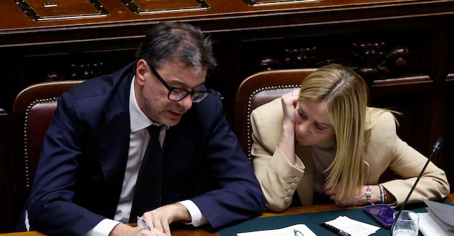 La premier Giorgia Meloni  con il ministro dell’Economia Giancarlo Giorgetti . ANSA/FABIO FRUSTACI ANSA
