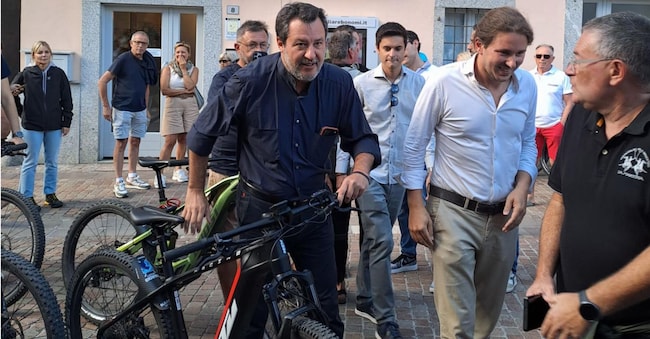 Il premier Matteo Salvini arriva in piazza a Pinzolo per la festa della Lega, 22 agosto 2025 ANSA / Jacopo Valenti ANSA