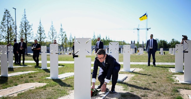 Il primo ministro britannico Andy Burnham depone dei fiori sulla tomba del milite ignoto ucraino durante una cerimonia presso il cimitero militare nazionale dell’Ucraina, in occasione del 35esimo anniversario dell’indipendenza del Paese, a Hatne (REUTERS)