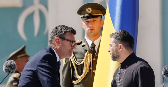 Il primo ministro britannico Andy Burnham saluta il presidente ucraino Volodymyr Zelenskiy durante una cerimonia per celebrare la Festa dell'Indipendenza dell'Ucraina REUTERS