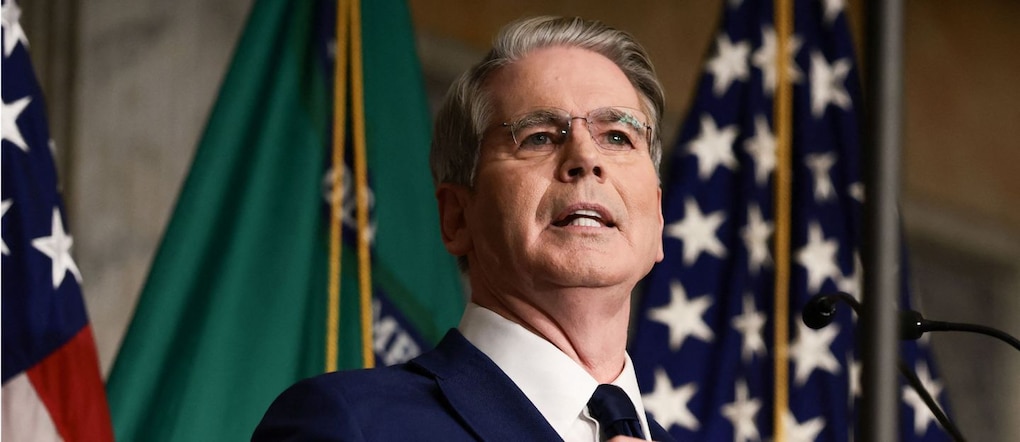 Il segretario al Tesoro degli Stati Uniti Scott Bessent interviene durante una conferenza stampa per illustrare le ulteriori sanzioni contro l'Iran, presso il Dipartimento del Tesoro a Washington, D.C., Stati Uniti, il 24 agosto 2026. REUTERS/Evelyn Hockstein REUTERS